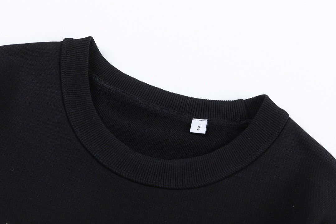 سويت شيرت باللونين الأبيض والأسود