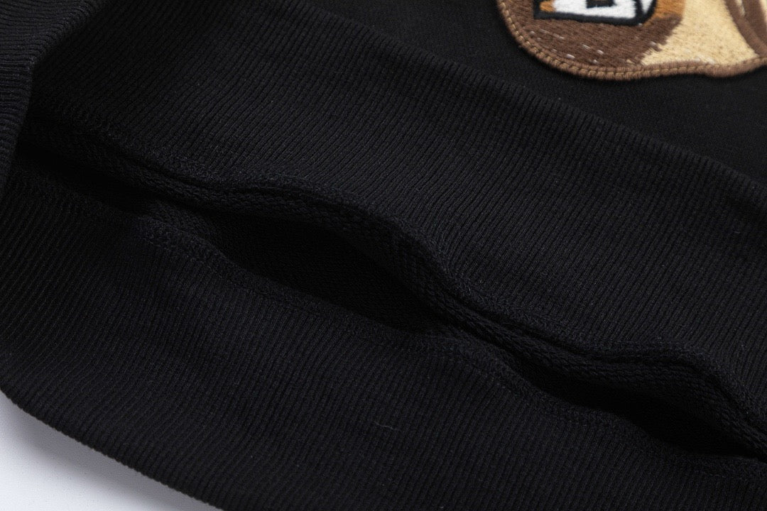 سويت شيرت باللونين الأبيض والأسود