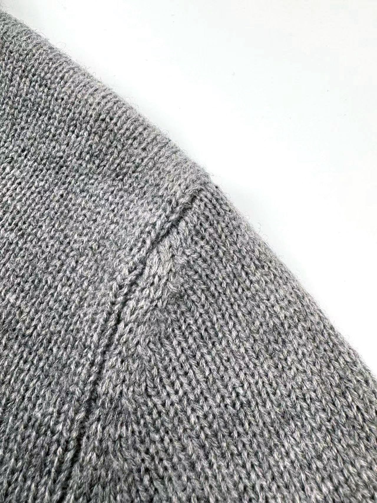 Graues und schwarzes Sweatshirt