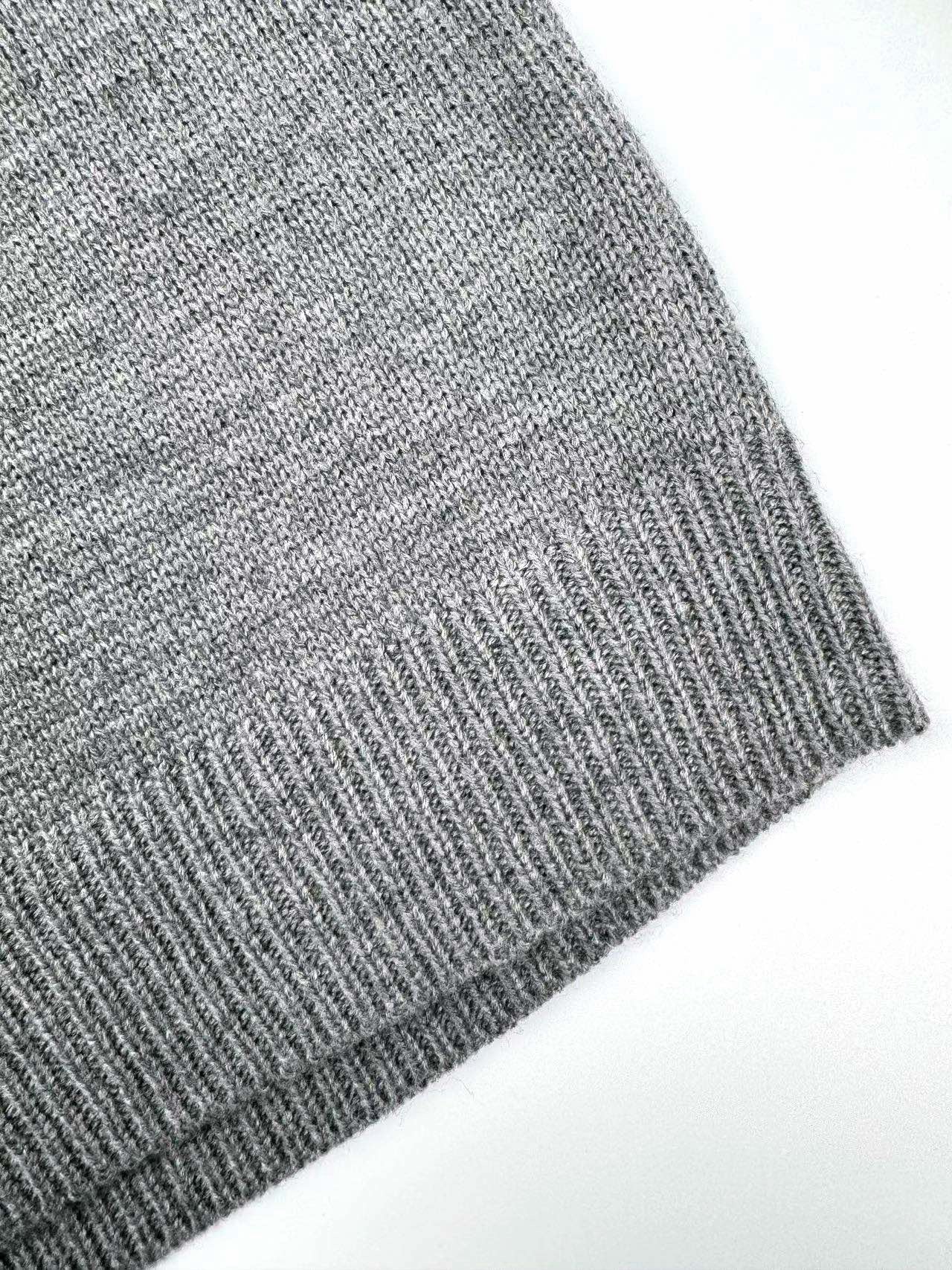 Graues und schwarzes Sweatshirt