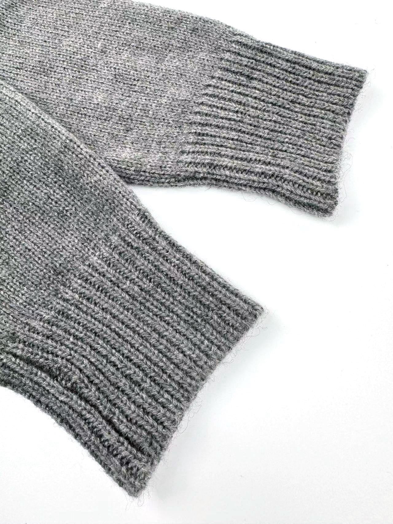Graues und schwarzes Sweatshirt