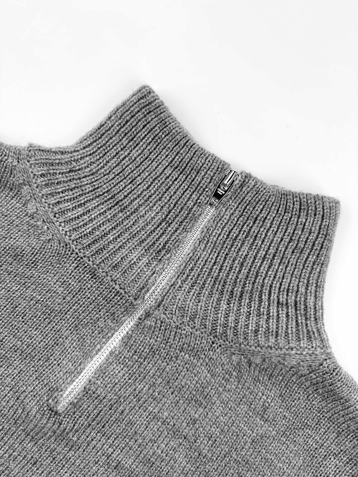 Graues und schwarzes Sweatshirt