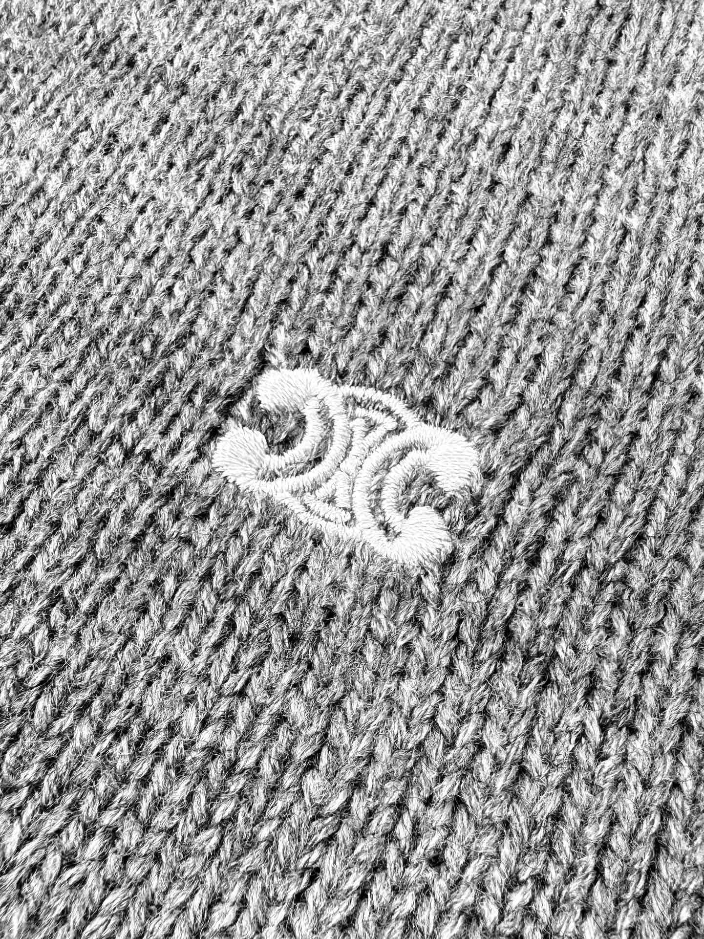 Graues und schwarzes Sweatshirt