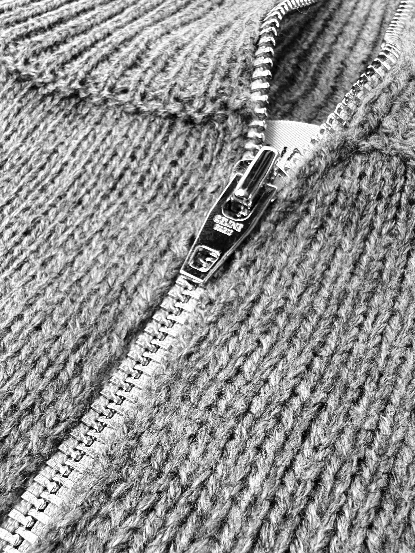 Graues und schwarzes Sweatshirt