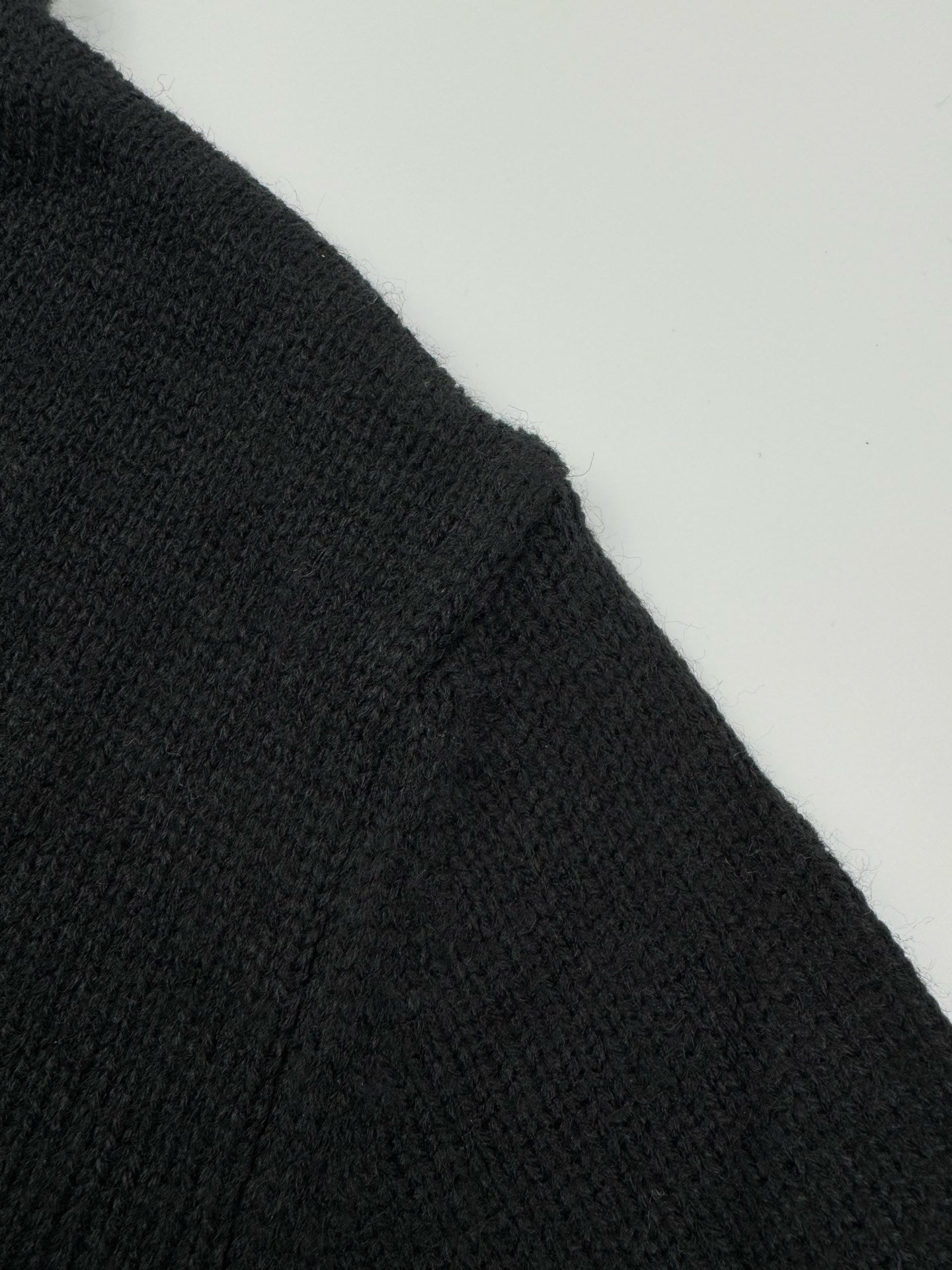 Graues und schwarzes Sweatshirt