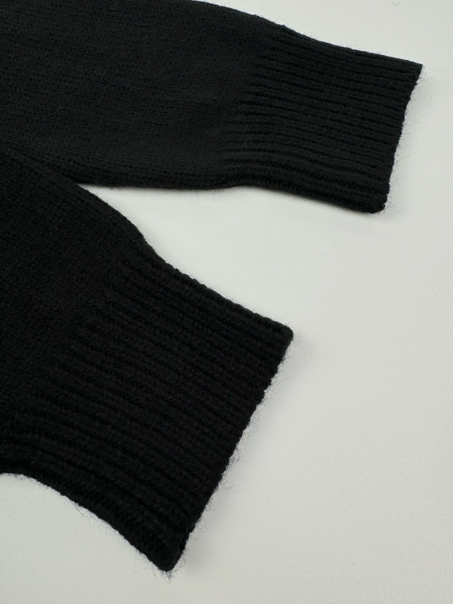 Graues und schwarzes Sweatshirt