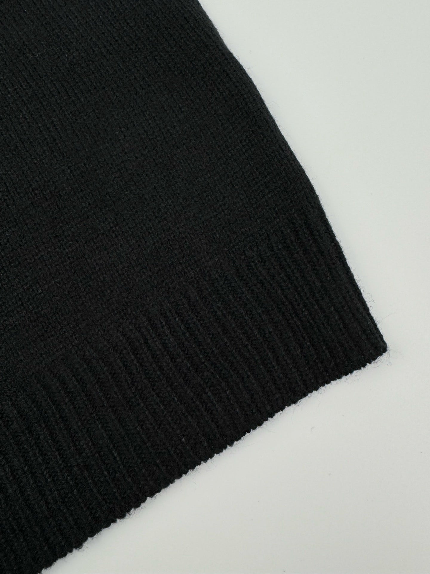 Graues und schwarzes Sweatshirt