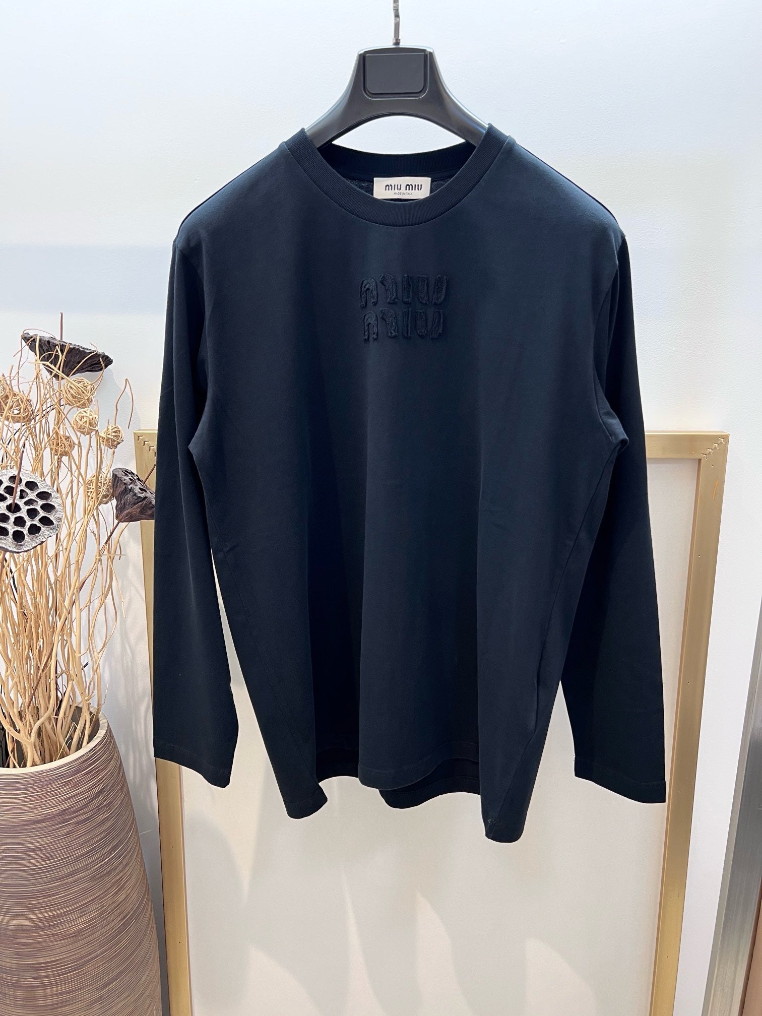 Weißes, graues und schwarzes T-Shirt