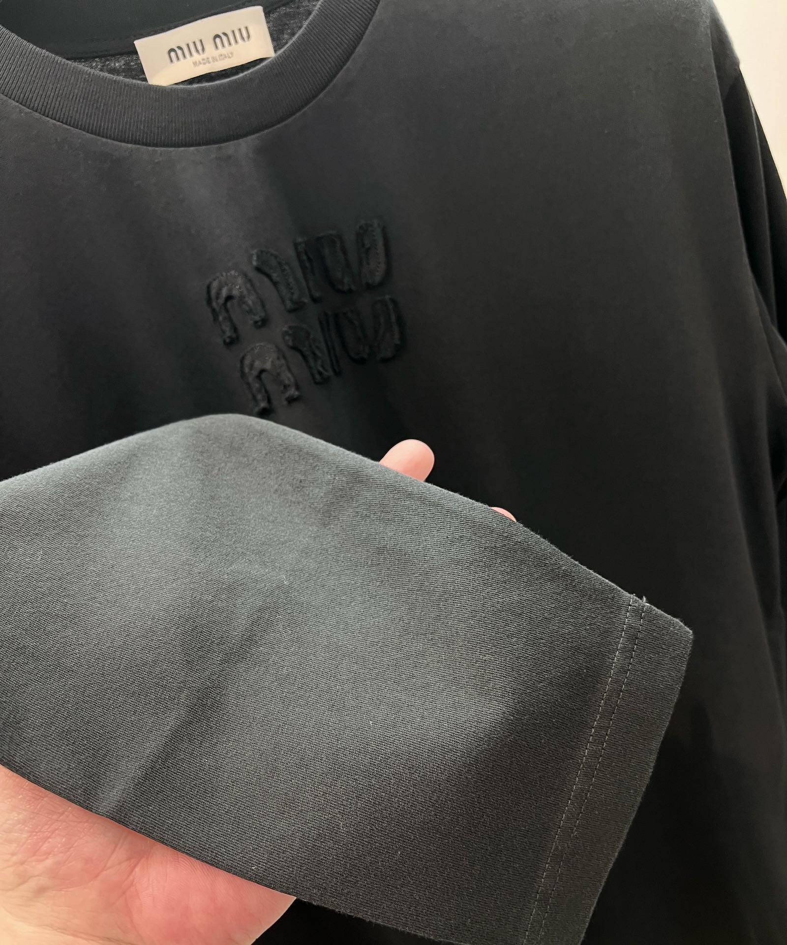 Weißes, graues und schwarzes T-Shirt