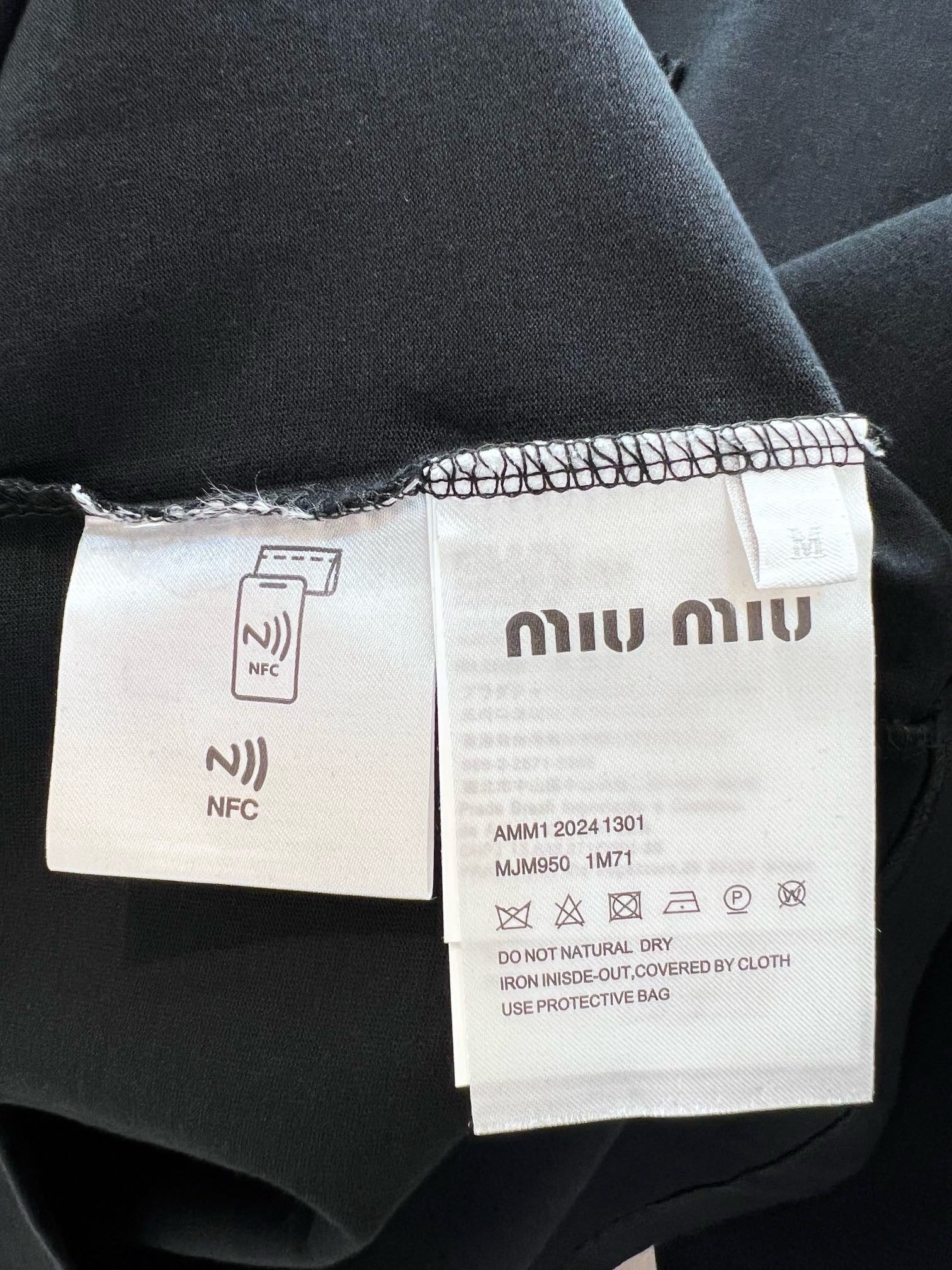 Weißes, graues und schwarzes T-Shirt