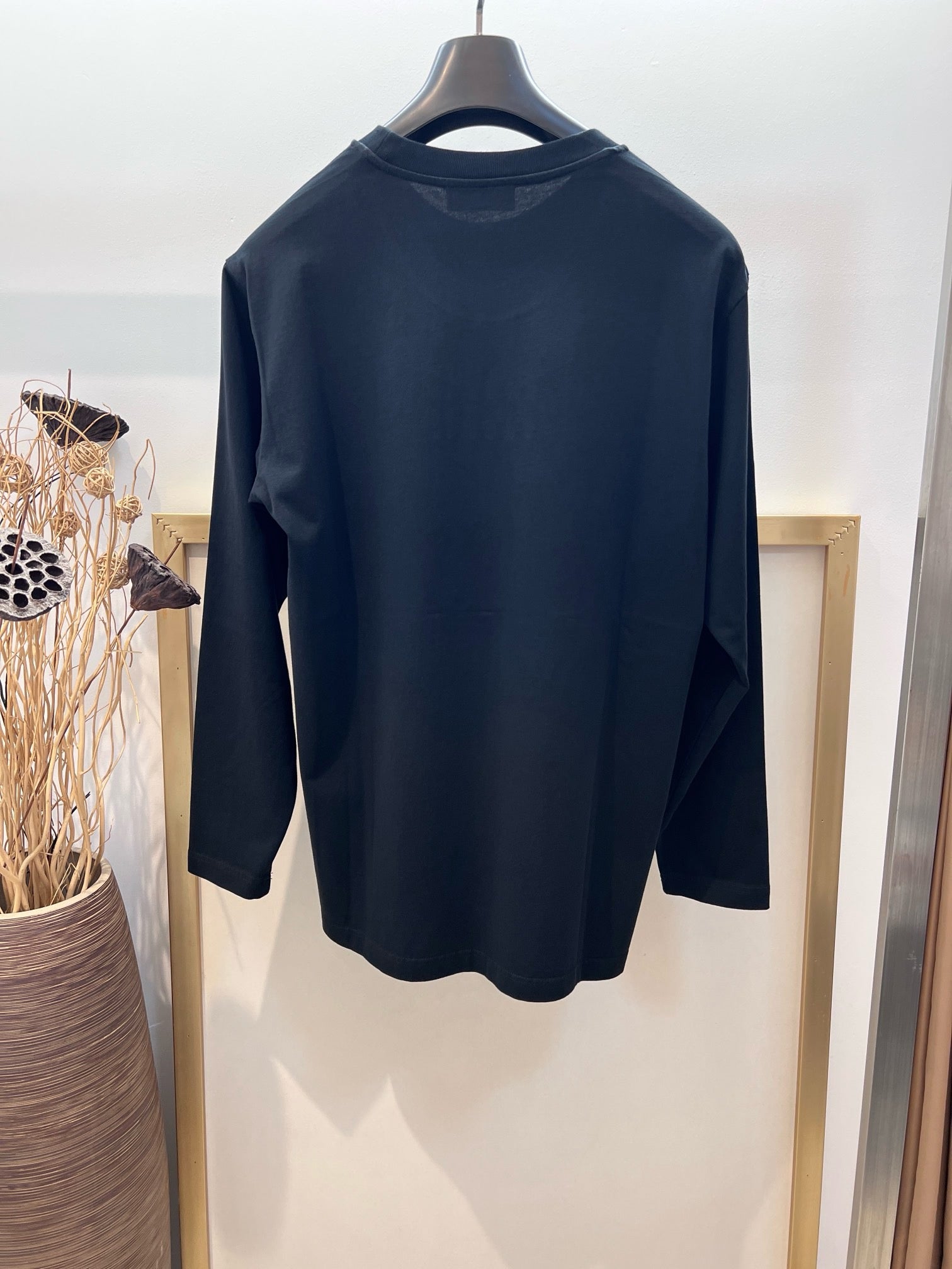 Weißes, graues und schwarzes T-Shirt