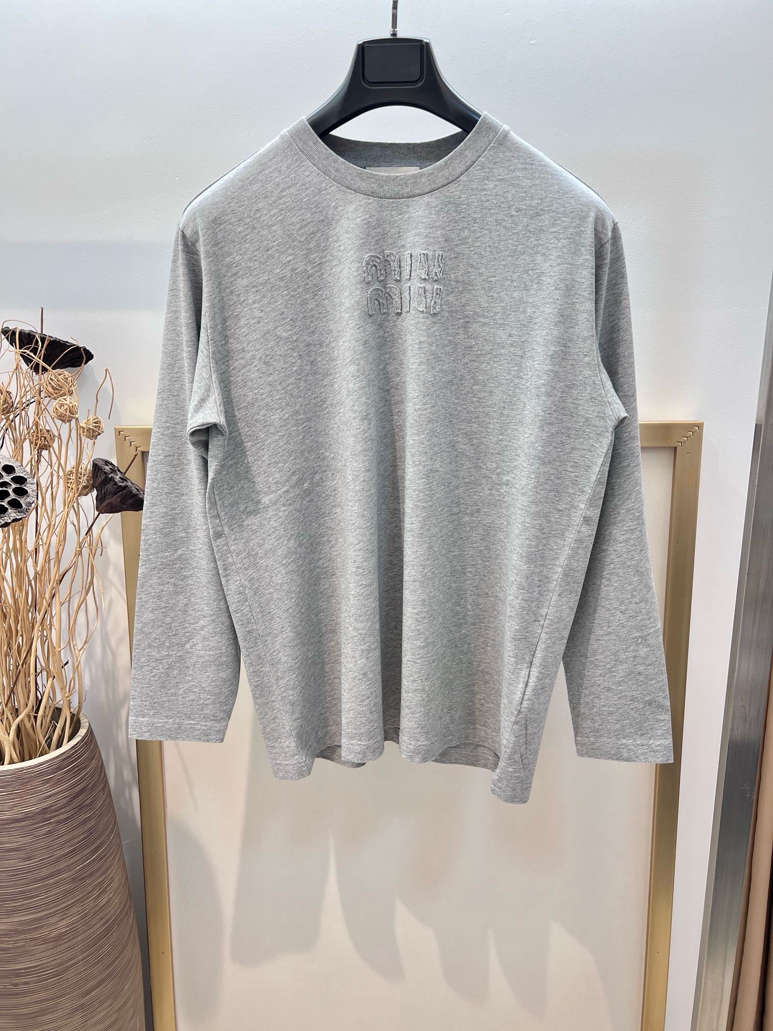 Weißes, graues und schwarzes T-Shirt