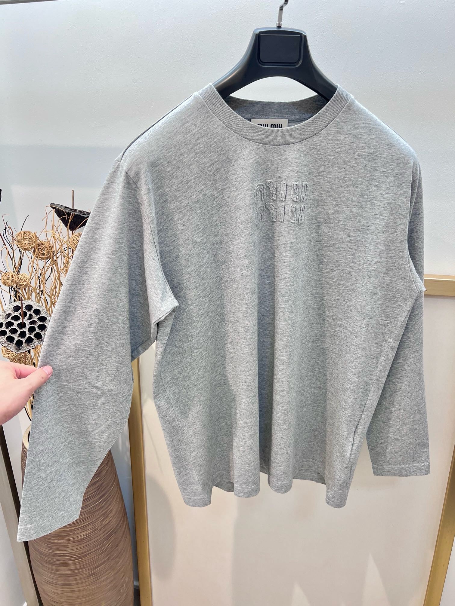 Weißes, graues und schwarzes T-Shirt