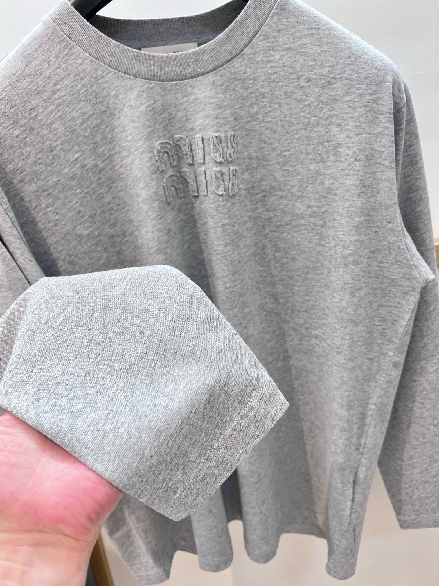 Weißes, graues und schwarzes T-Shirt