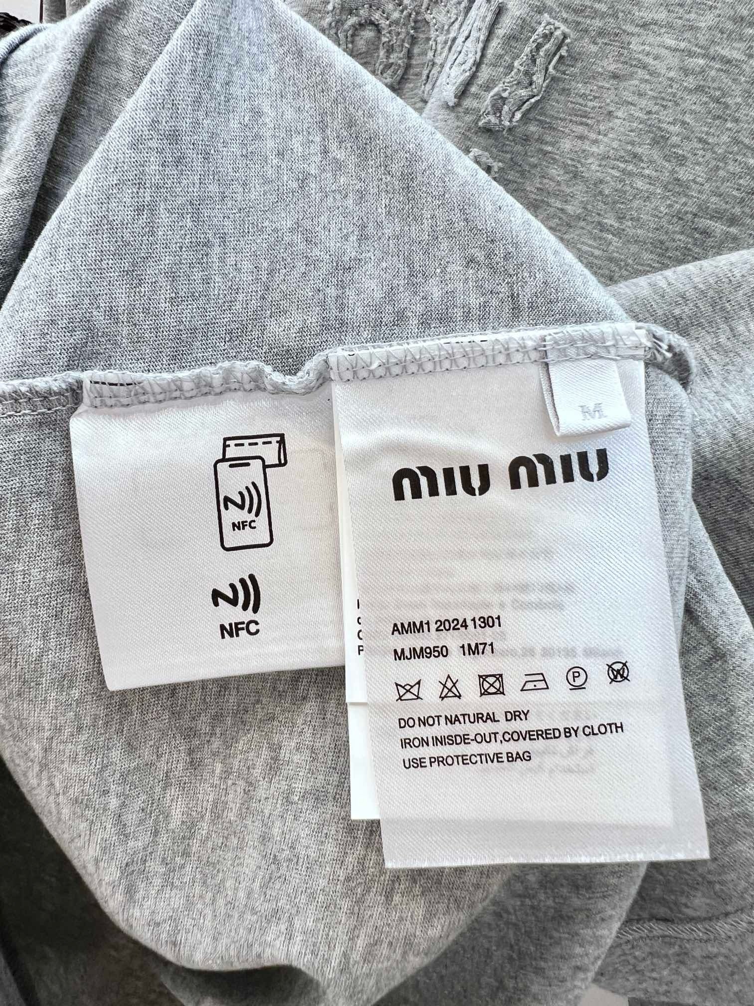Weißes, graues und schwarzes T-Shirt