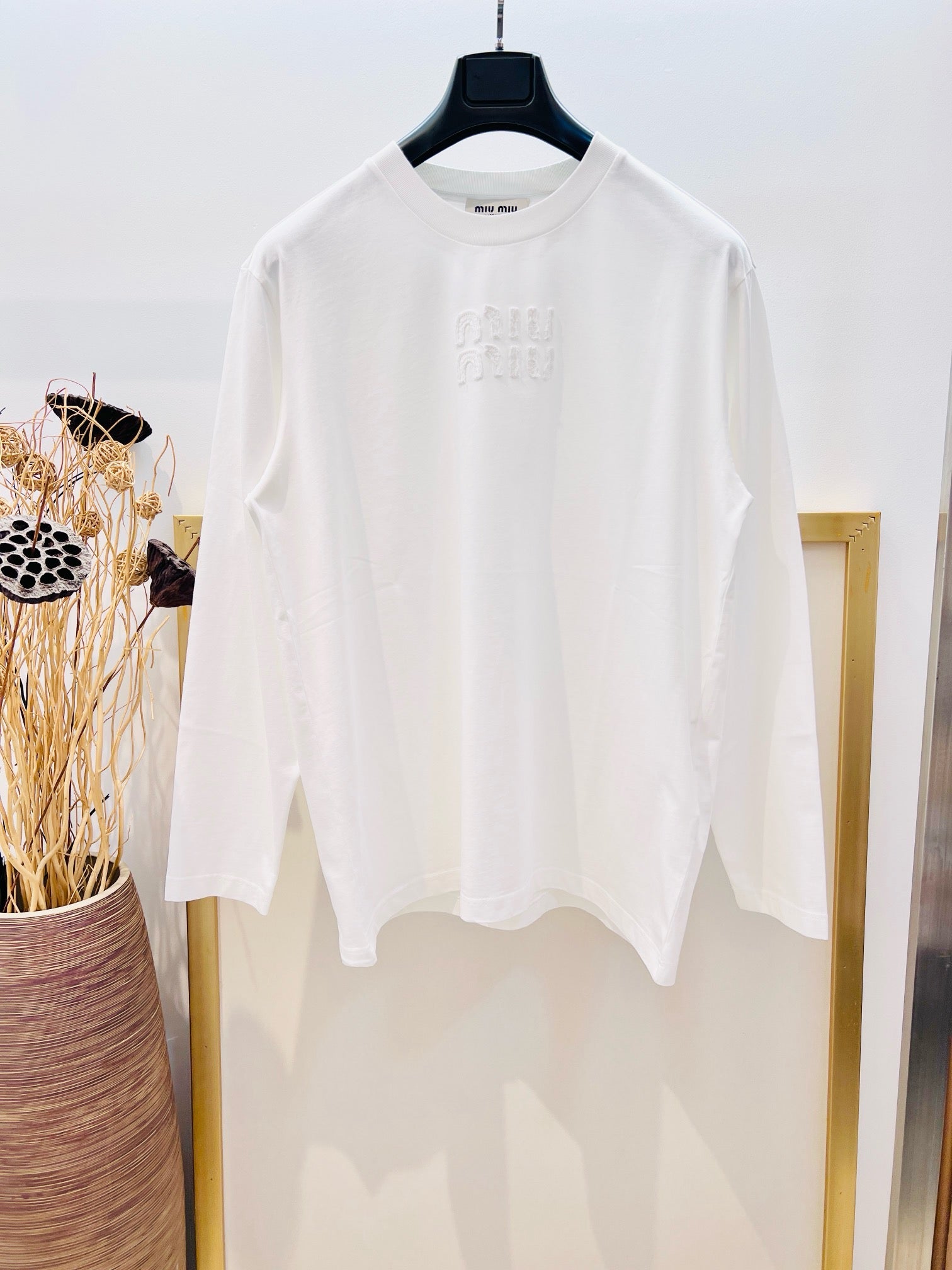 Weißes, graues und schwarzes T-Shirt