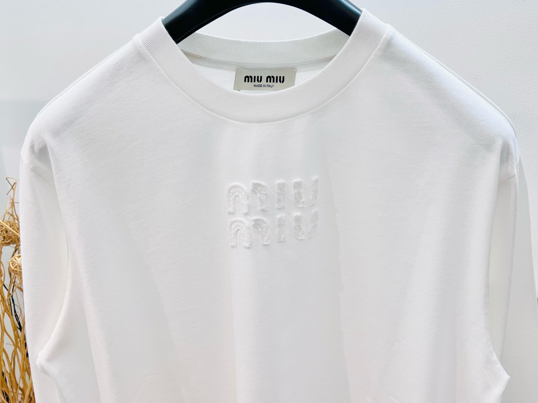Weißes, graues und schwarzes T-Shirt