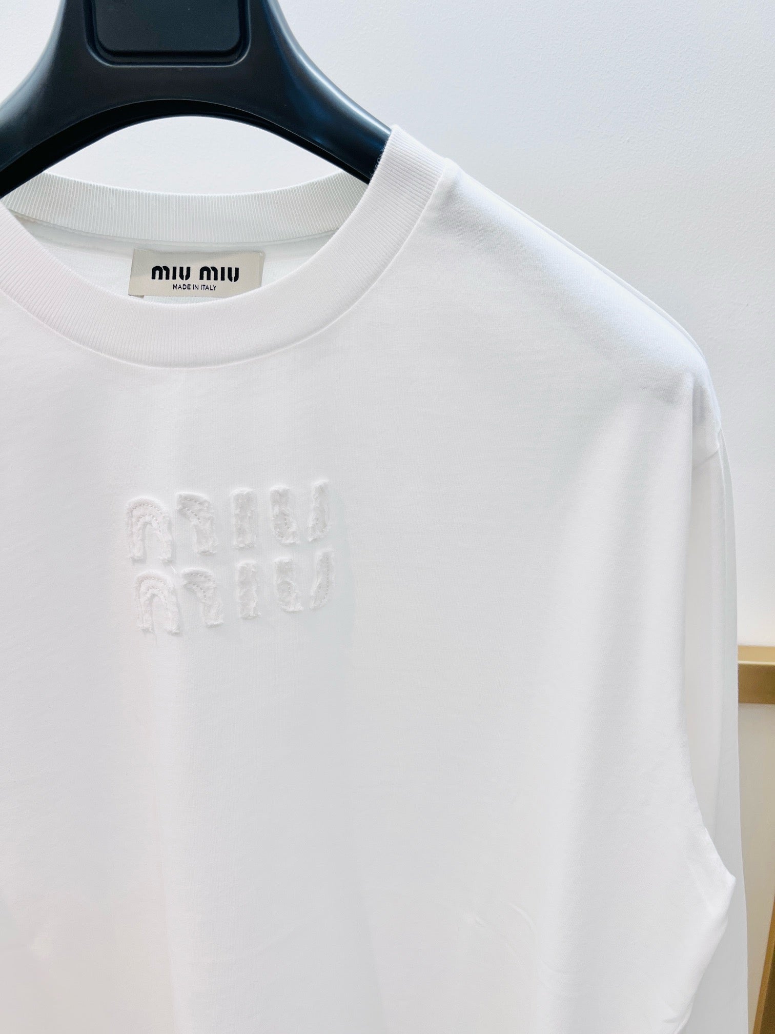 Weißes, graues und schwarzes T-Shirt