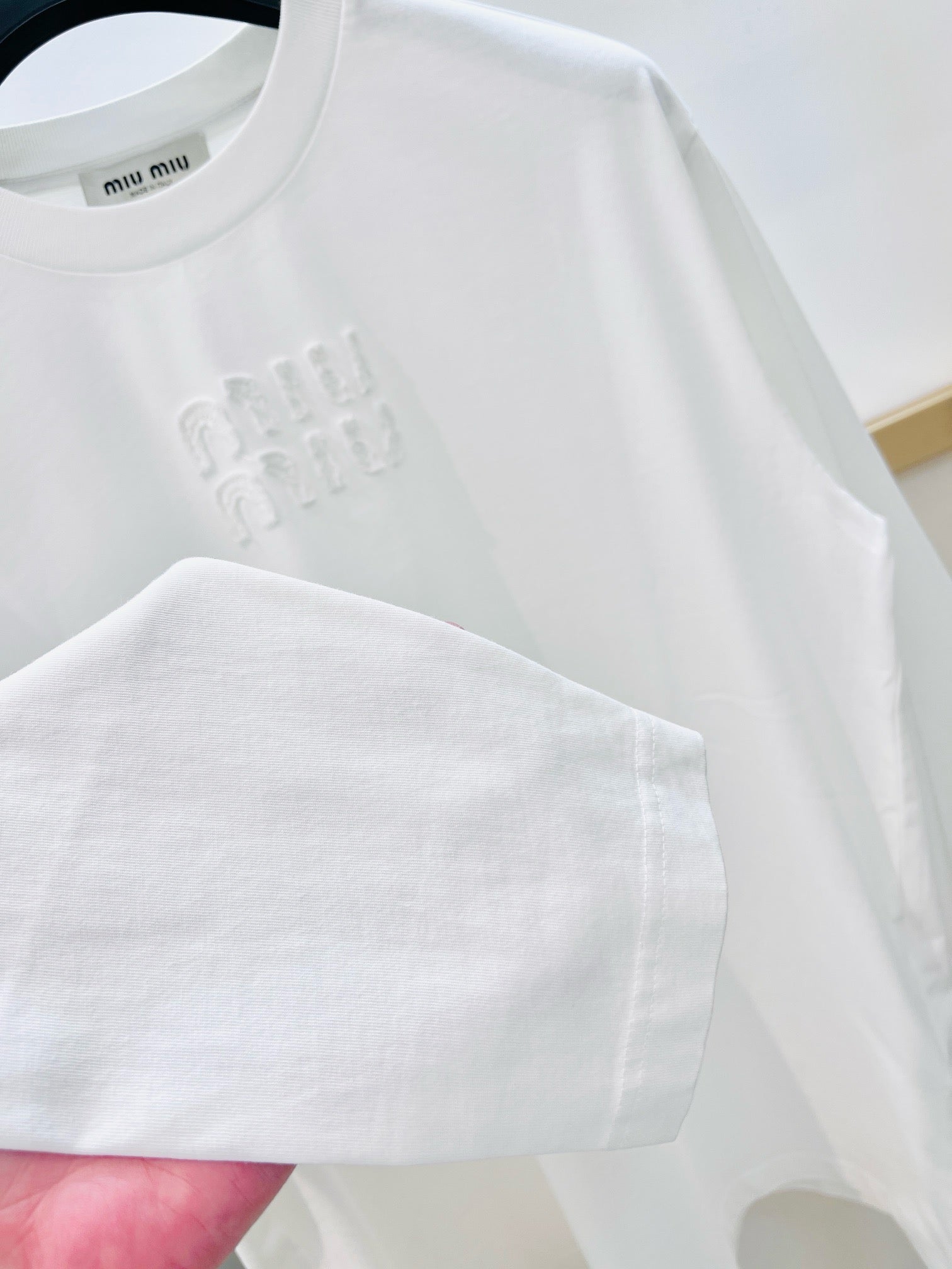 Weißes, graues und schwarzes T-Shirt