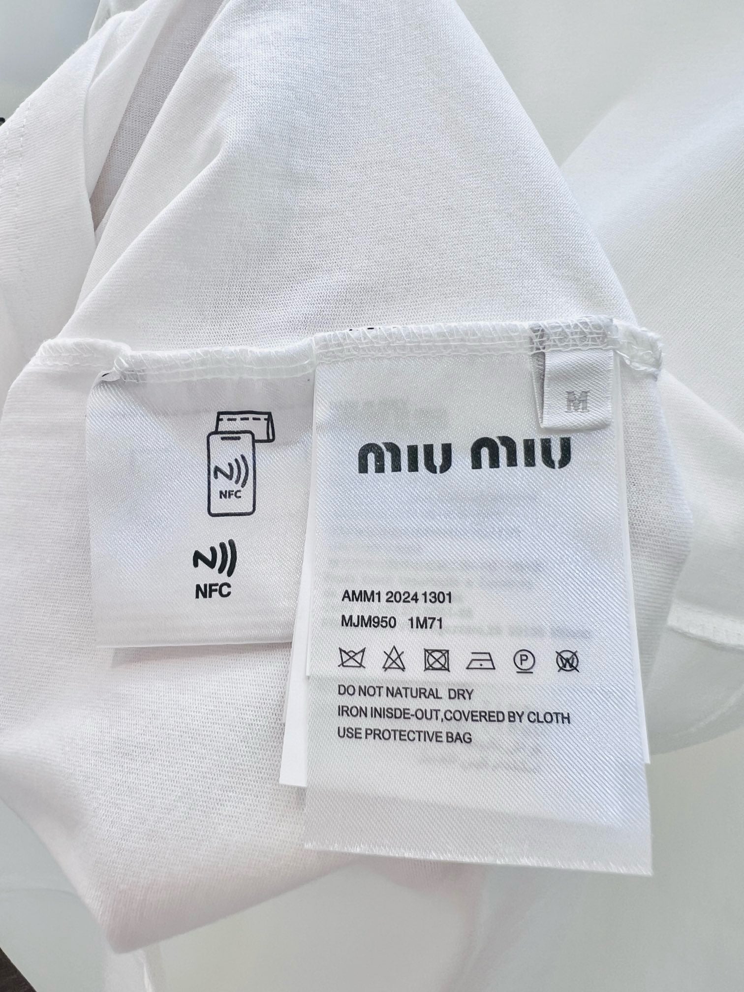 Weißes, graues und schwarzes T-Shirt