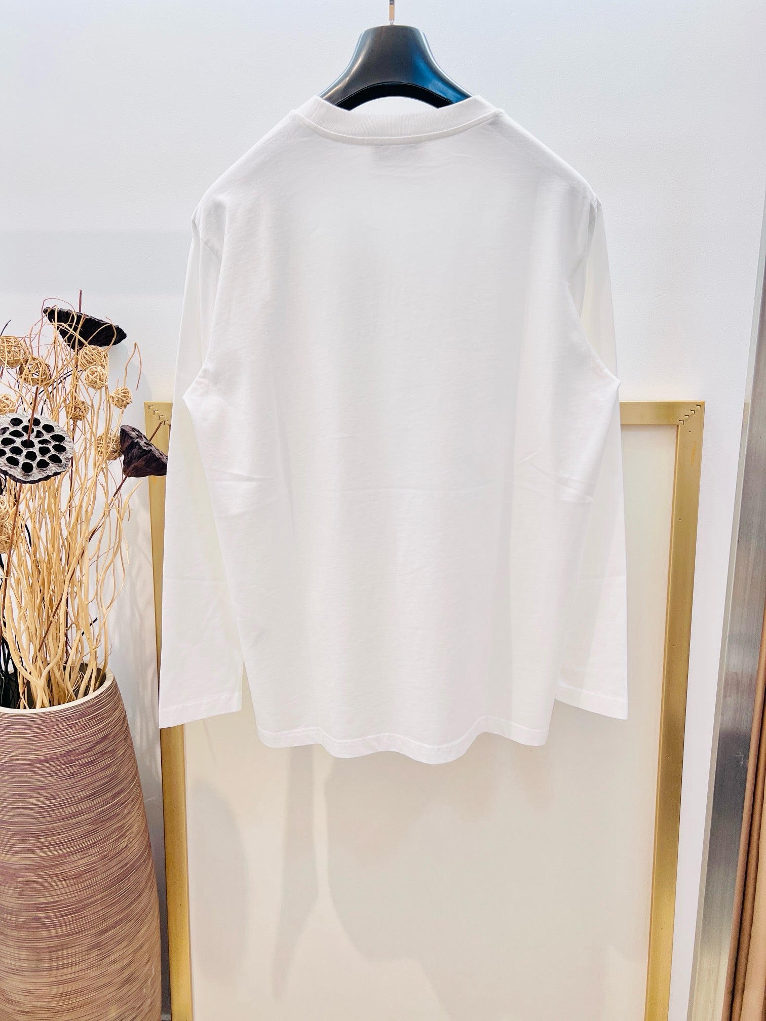 Weißes, graues und schwarzes T-Shirt