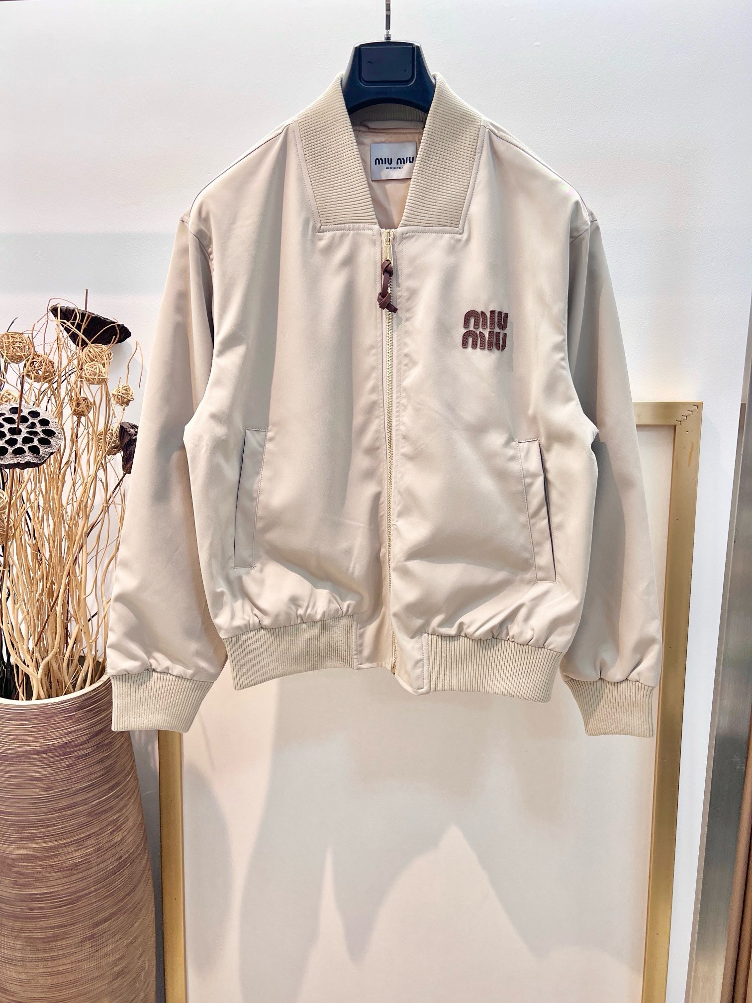 Rosa und schwarze Jacke