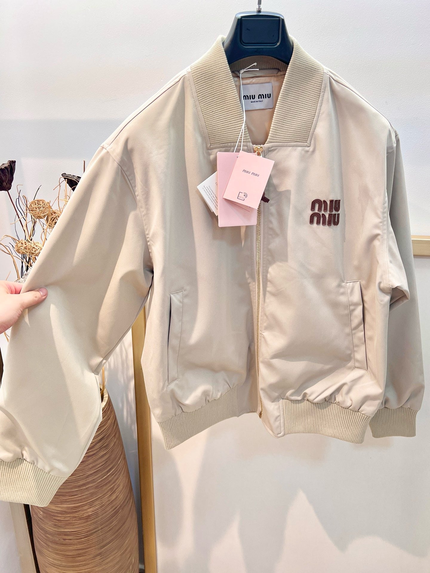 Rosa und schwarze Jacke
