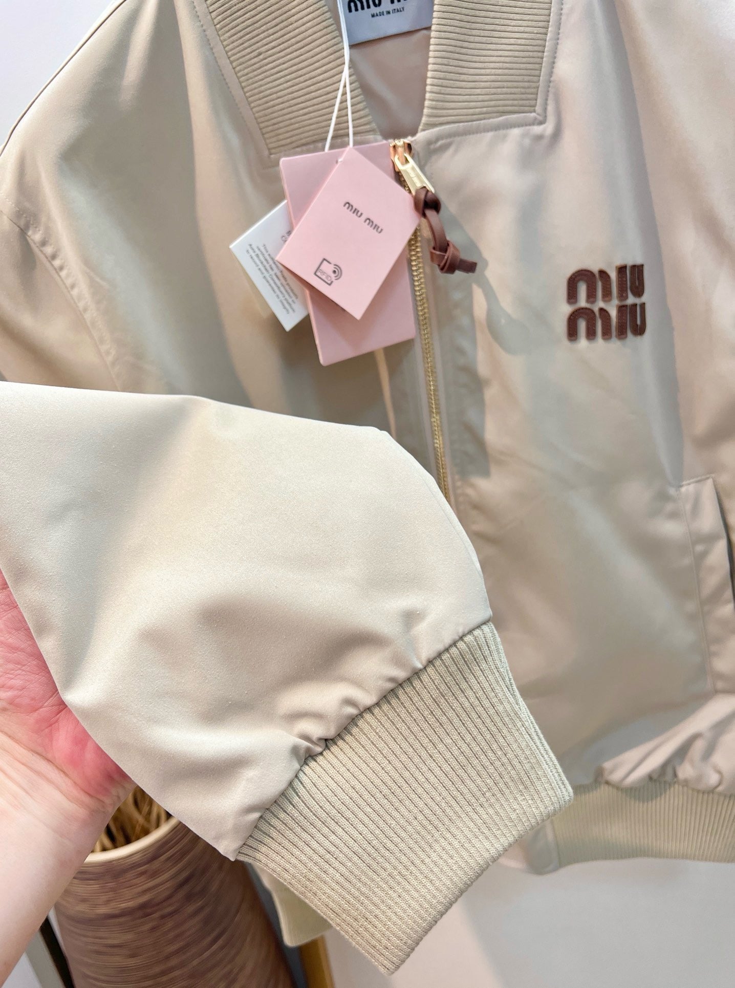 Rosa und schwarze Jacke