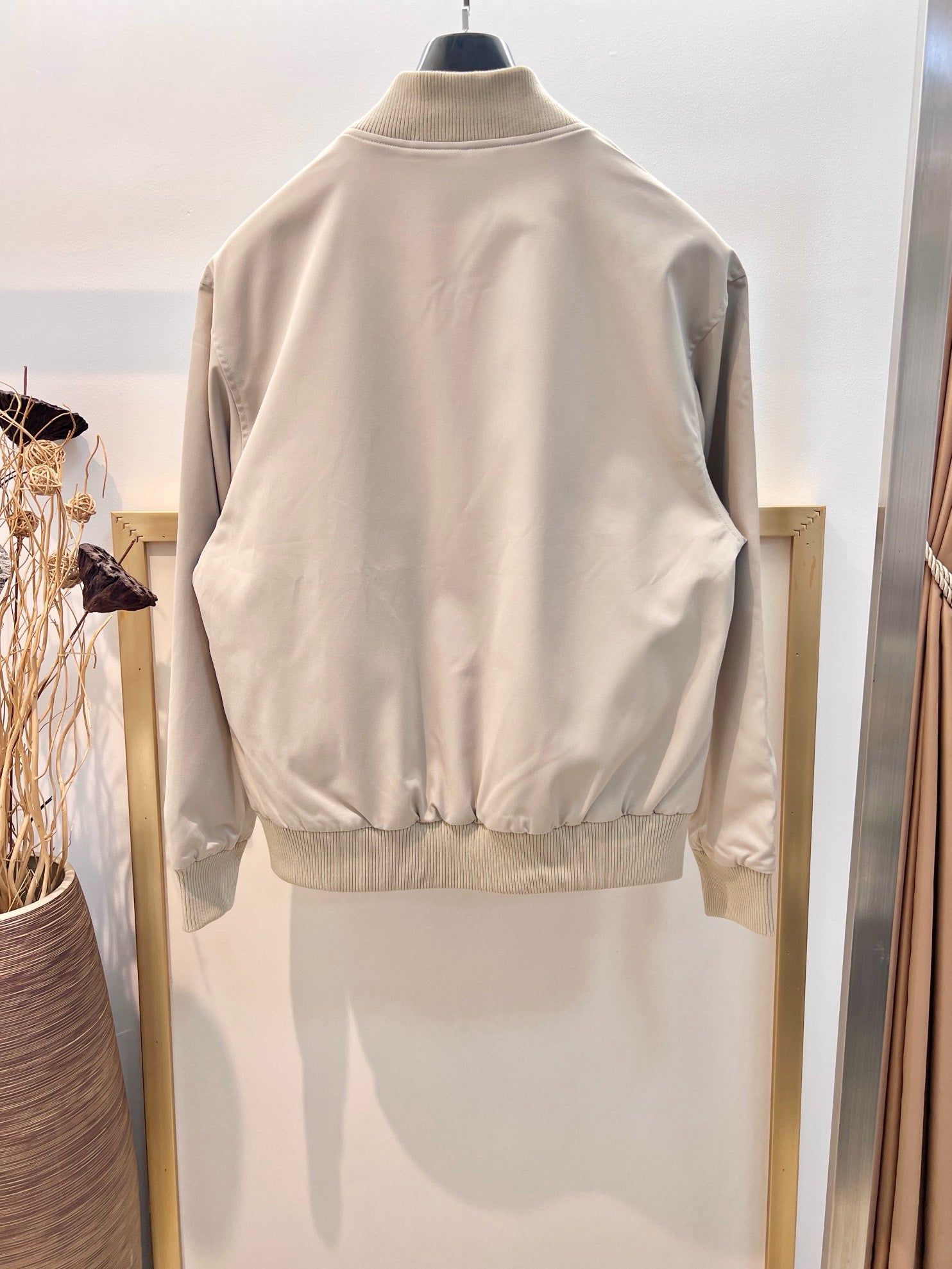 Rosa und schwarze Jacke