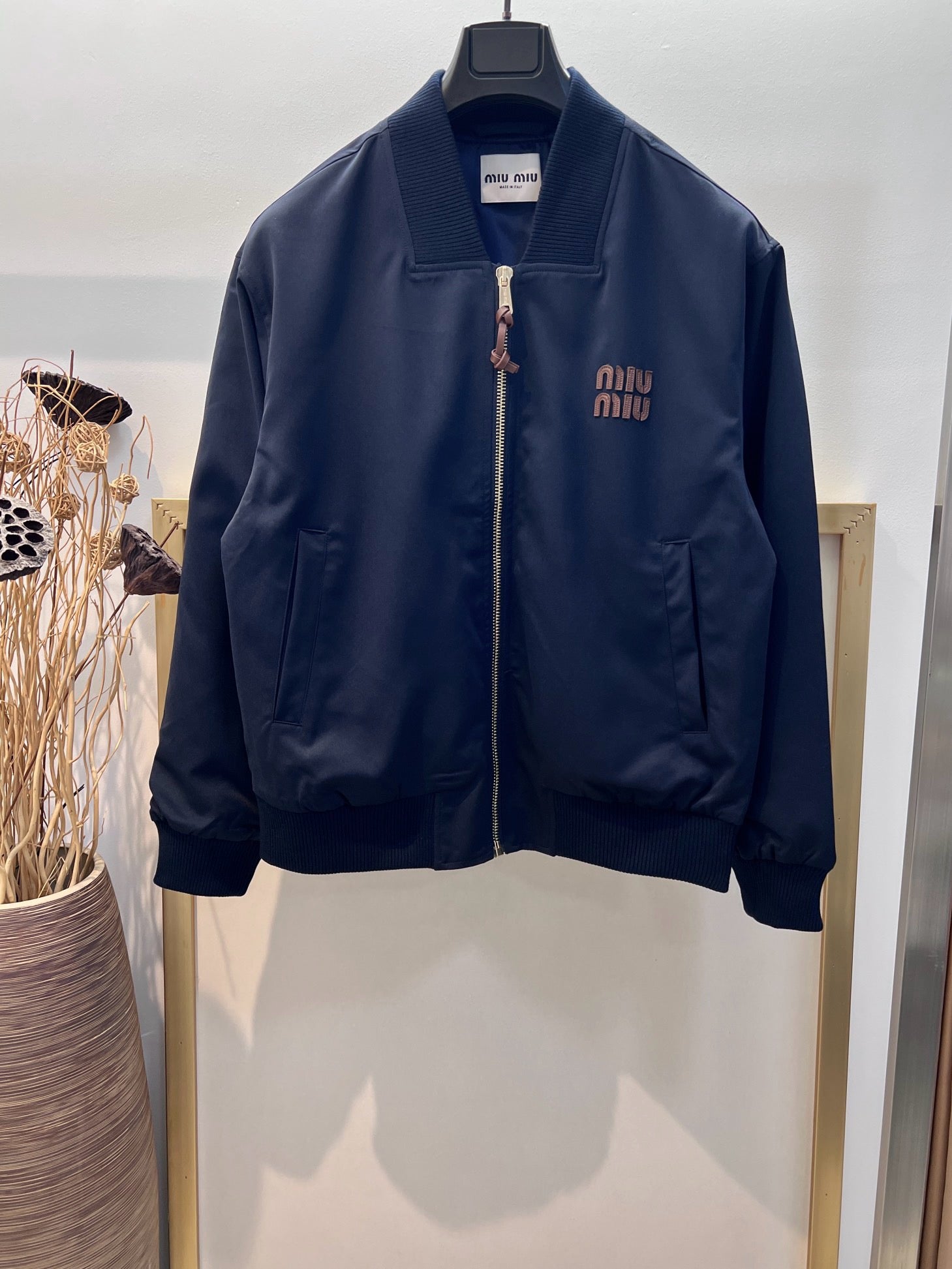 Rosa und schwarze Jacke