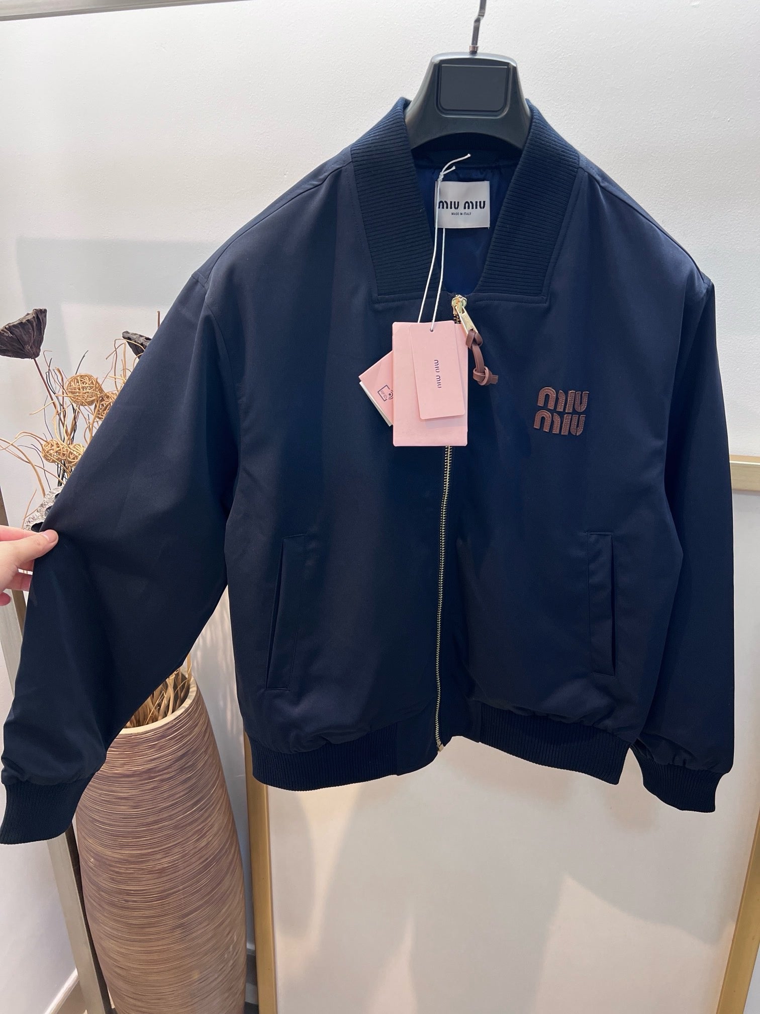 Rosa und schwarze Jacke