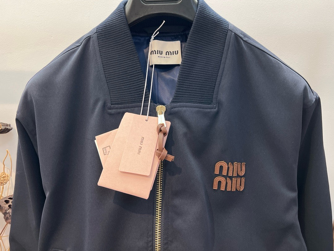 Rosa und schwarze Jacke