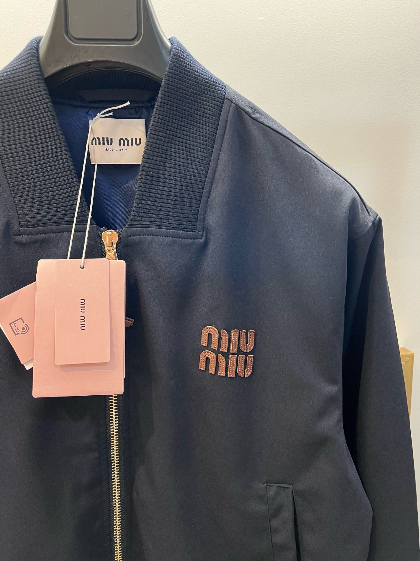 Rosa und schwarze Jacke