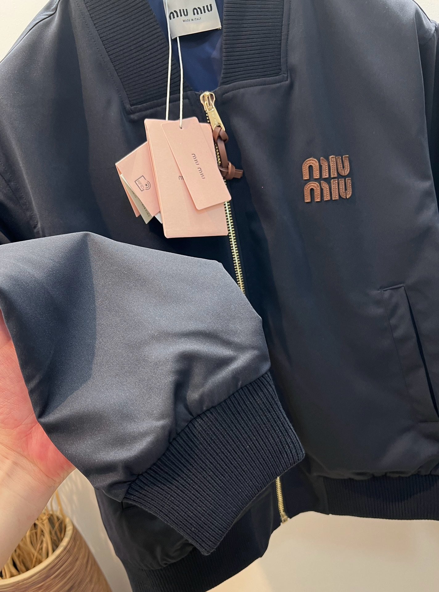 Rosa und schwarze Jacke