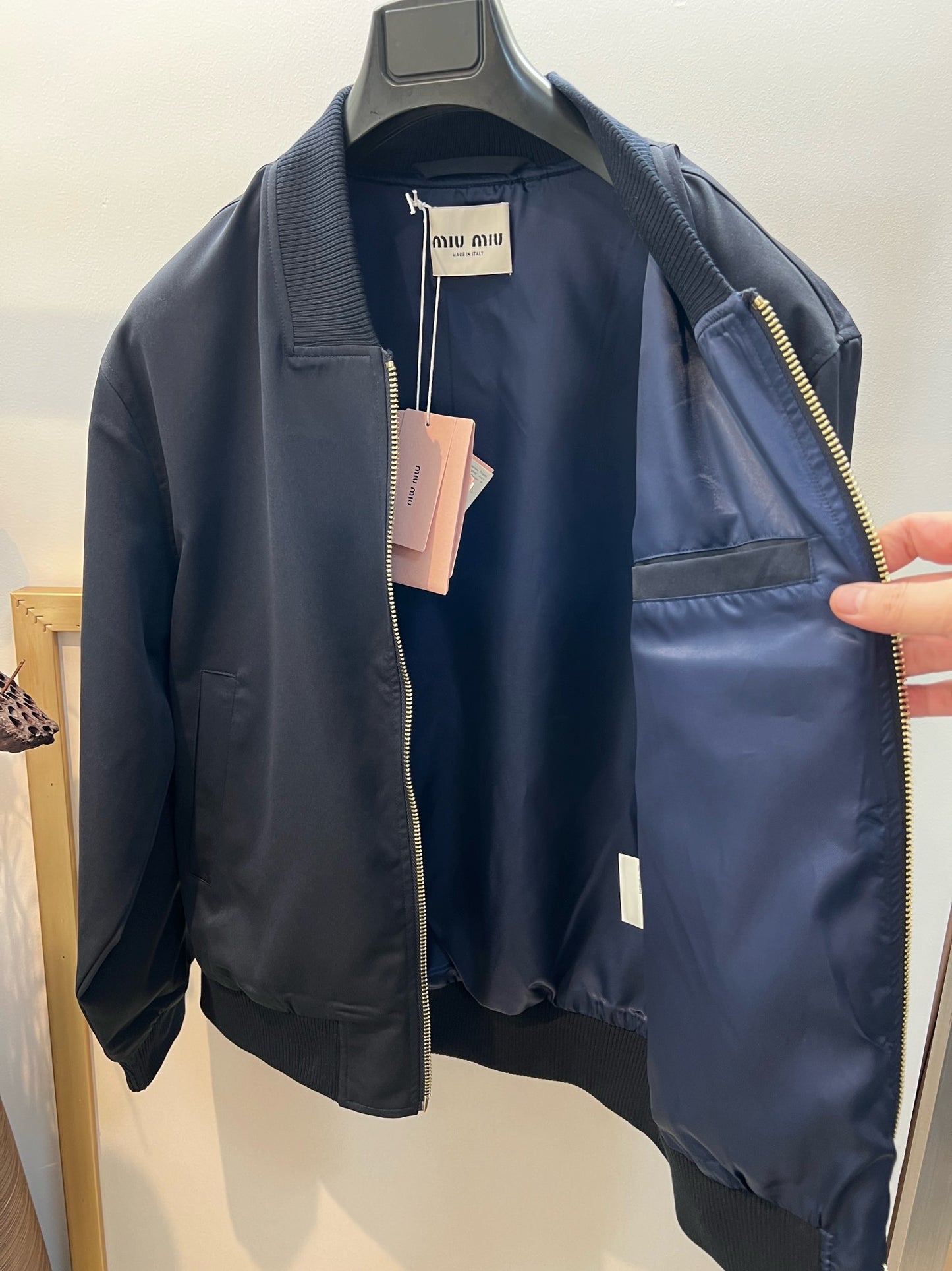 Rosa und schwarze Jacke