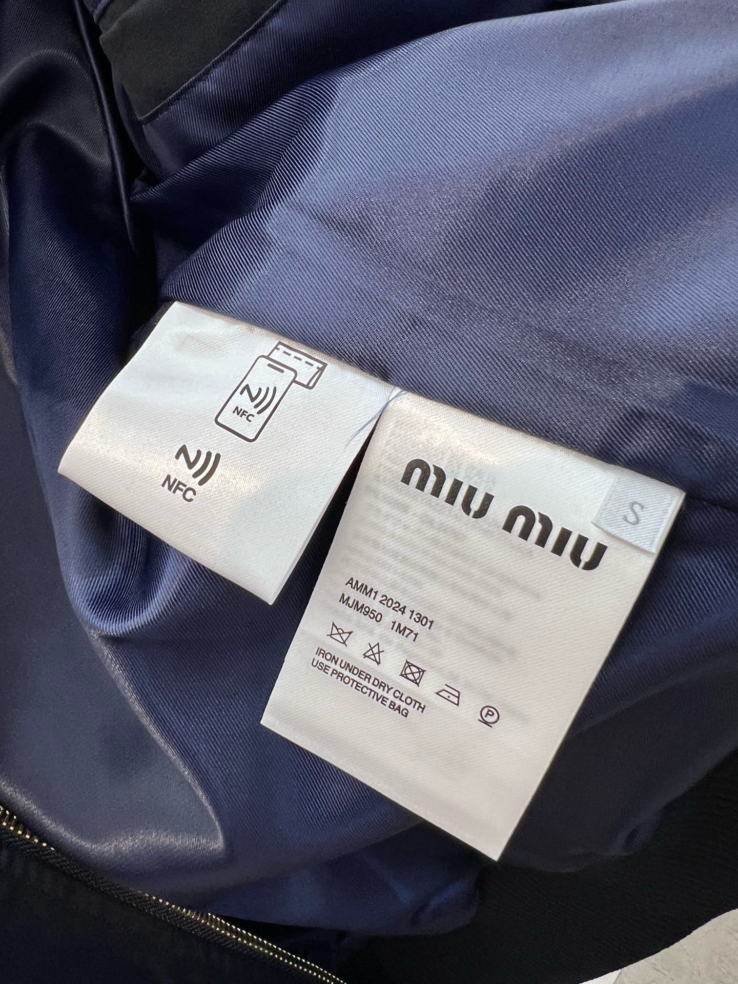 Rosa und schwarze Jacke
