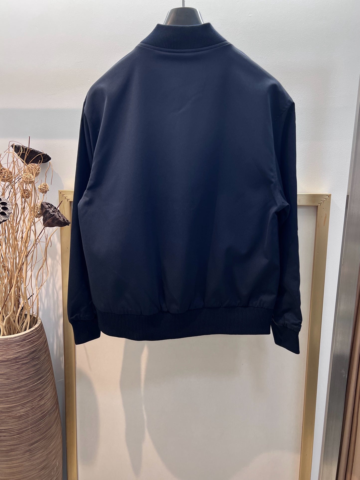 Rosa und schwarze Jacke