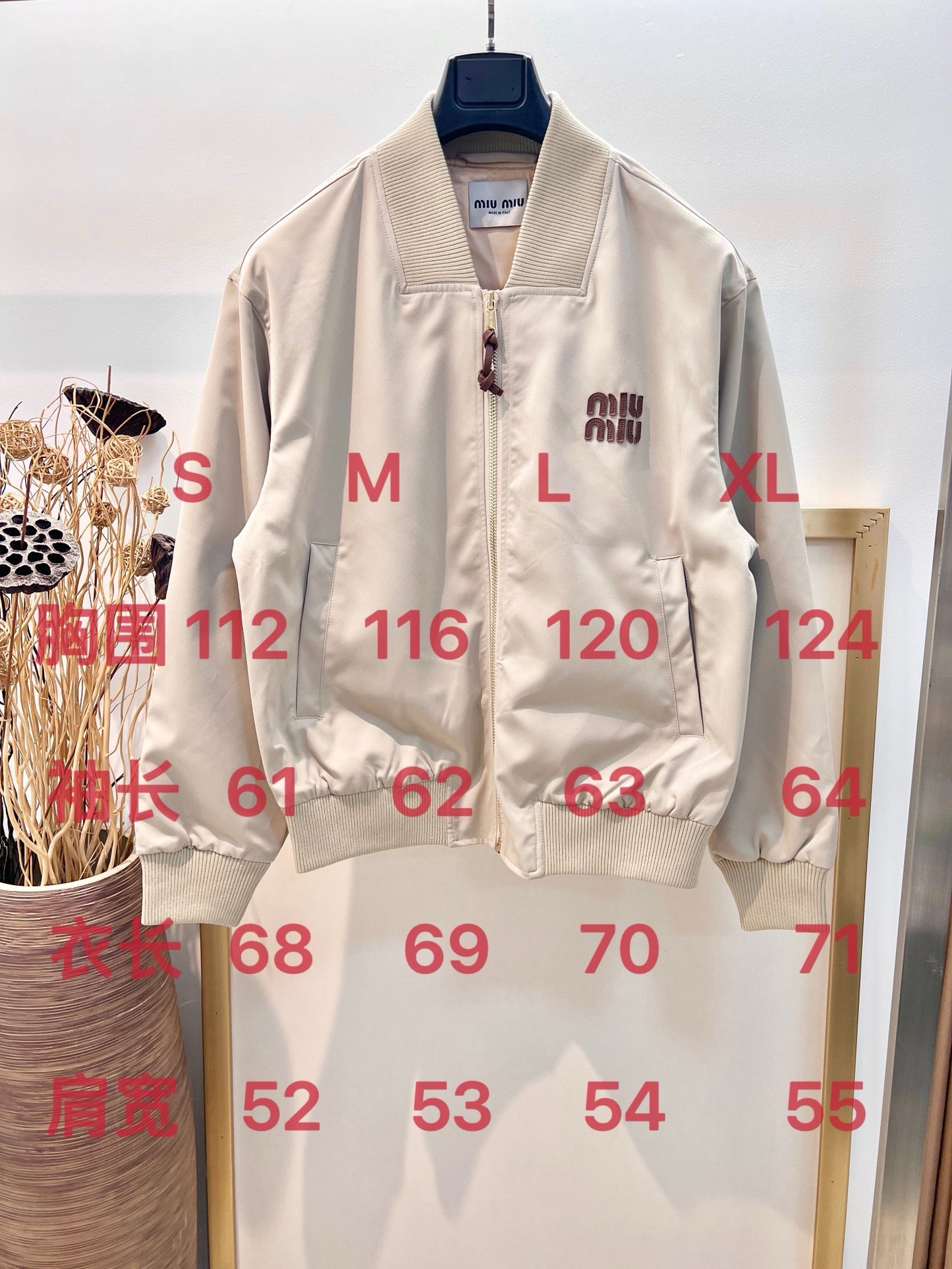 Rosa und schwarze Jacke