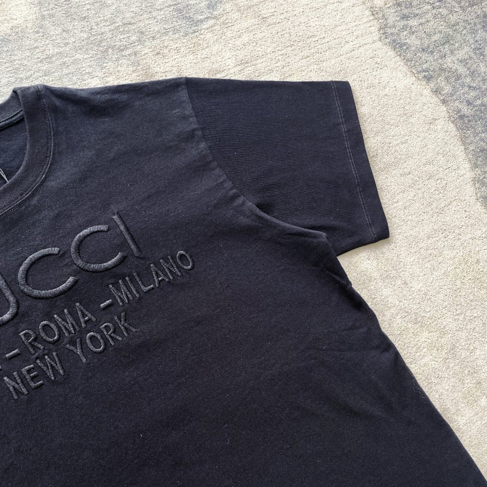 Schwarz-weißes T-Shirt