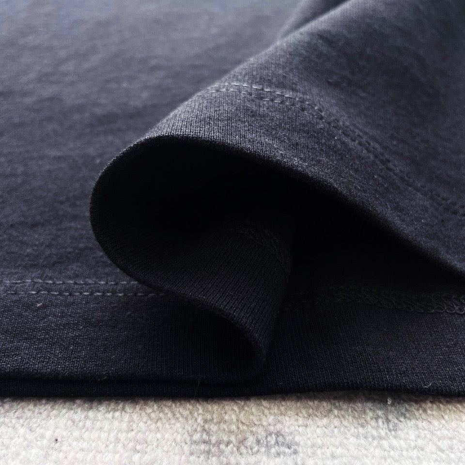 Schwarz-weißes T-Shirt