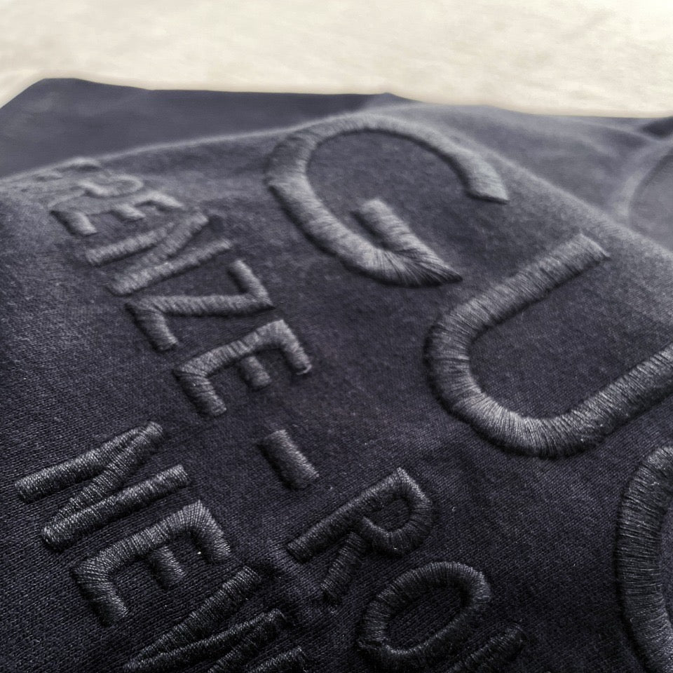Schwarz-weißes T-Shirt