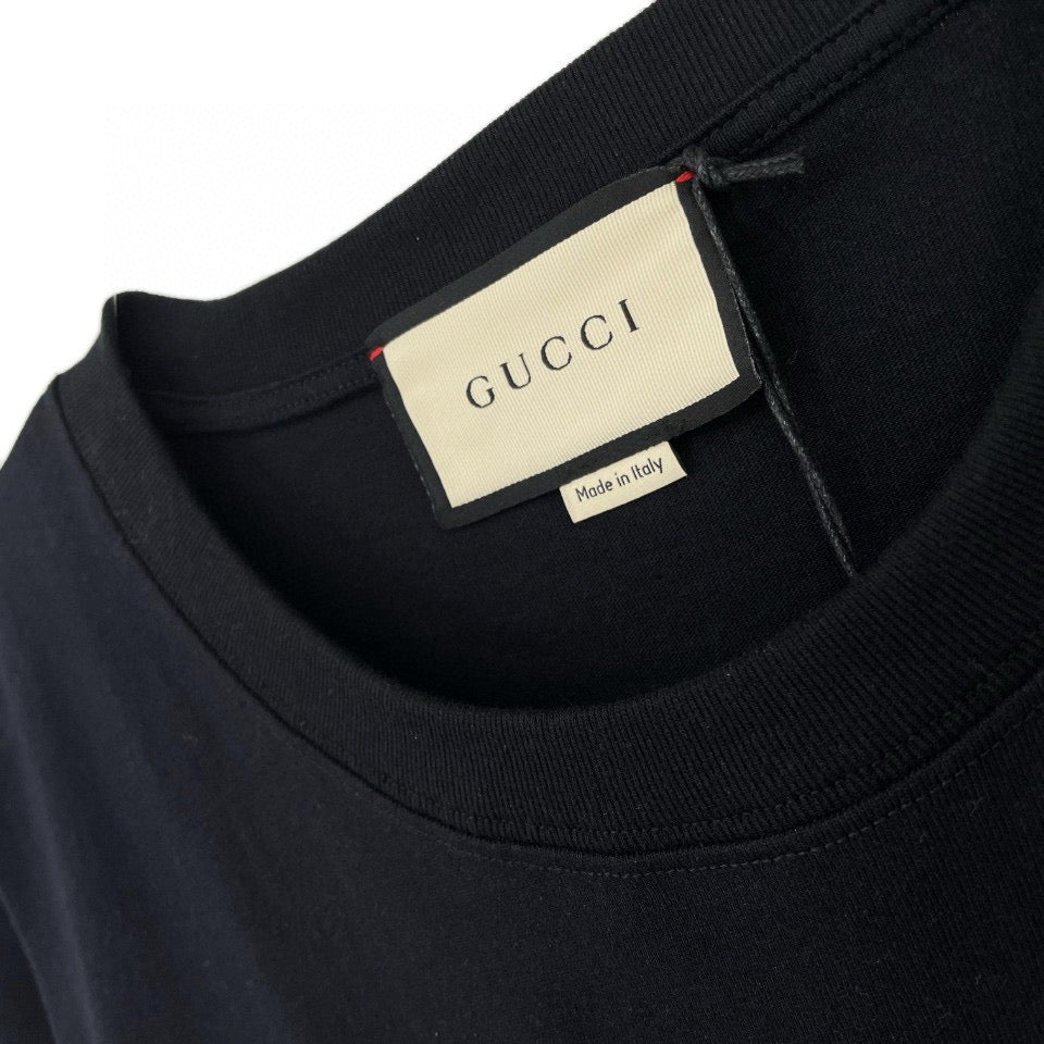 Schwarz-weißes T-Shirt