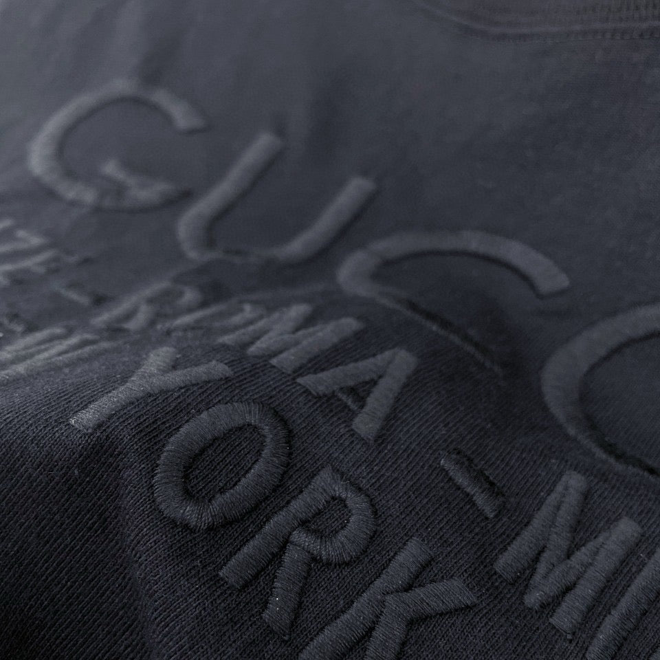 Schwarz-weißes T-Shirt
