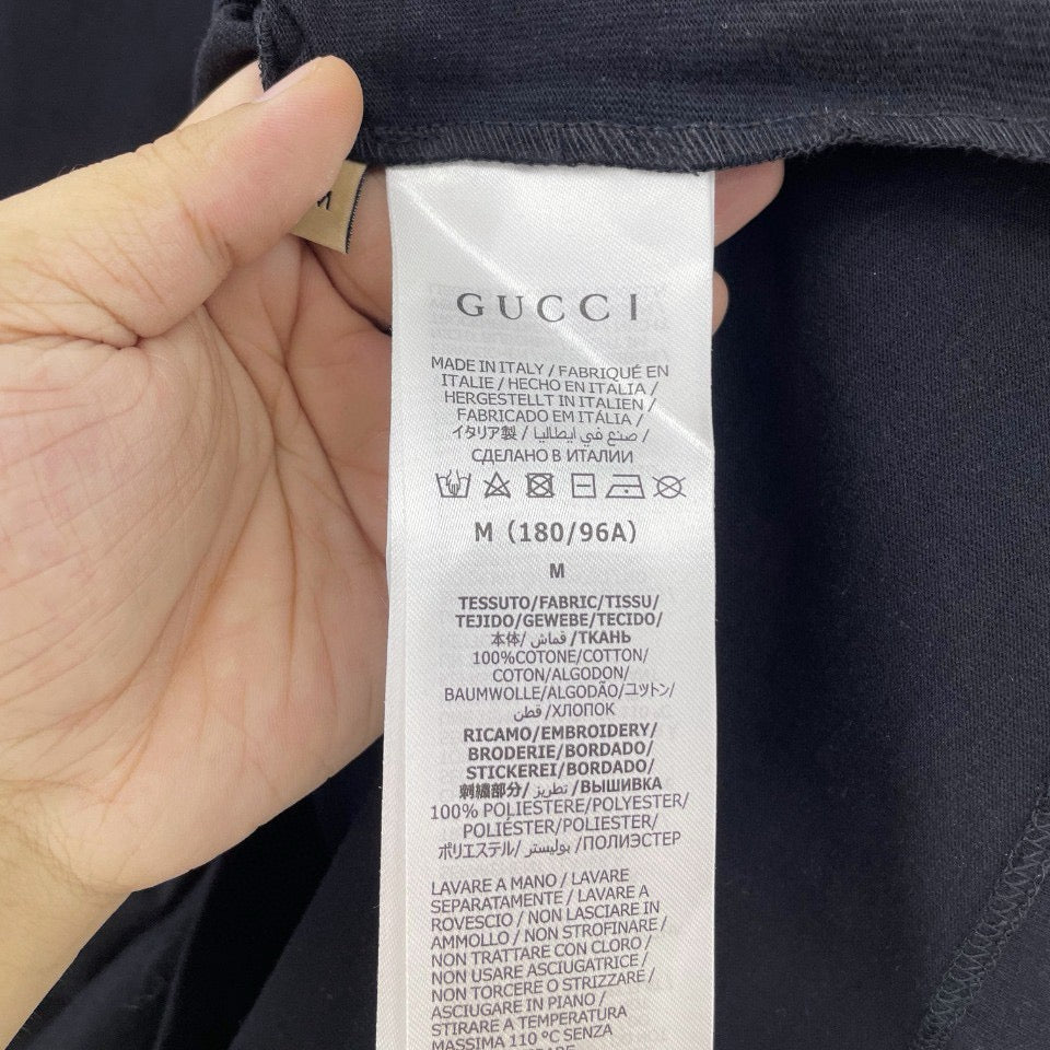 Schwarz-weißes T-Shirt