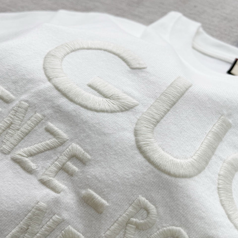 Schwarz-weißes T-Shirt
