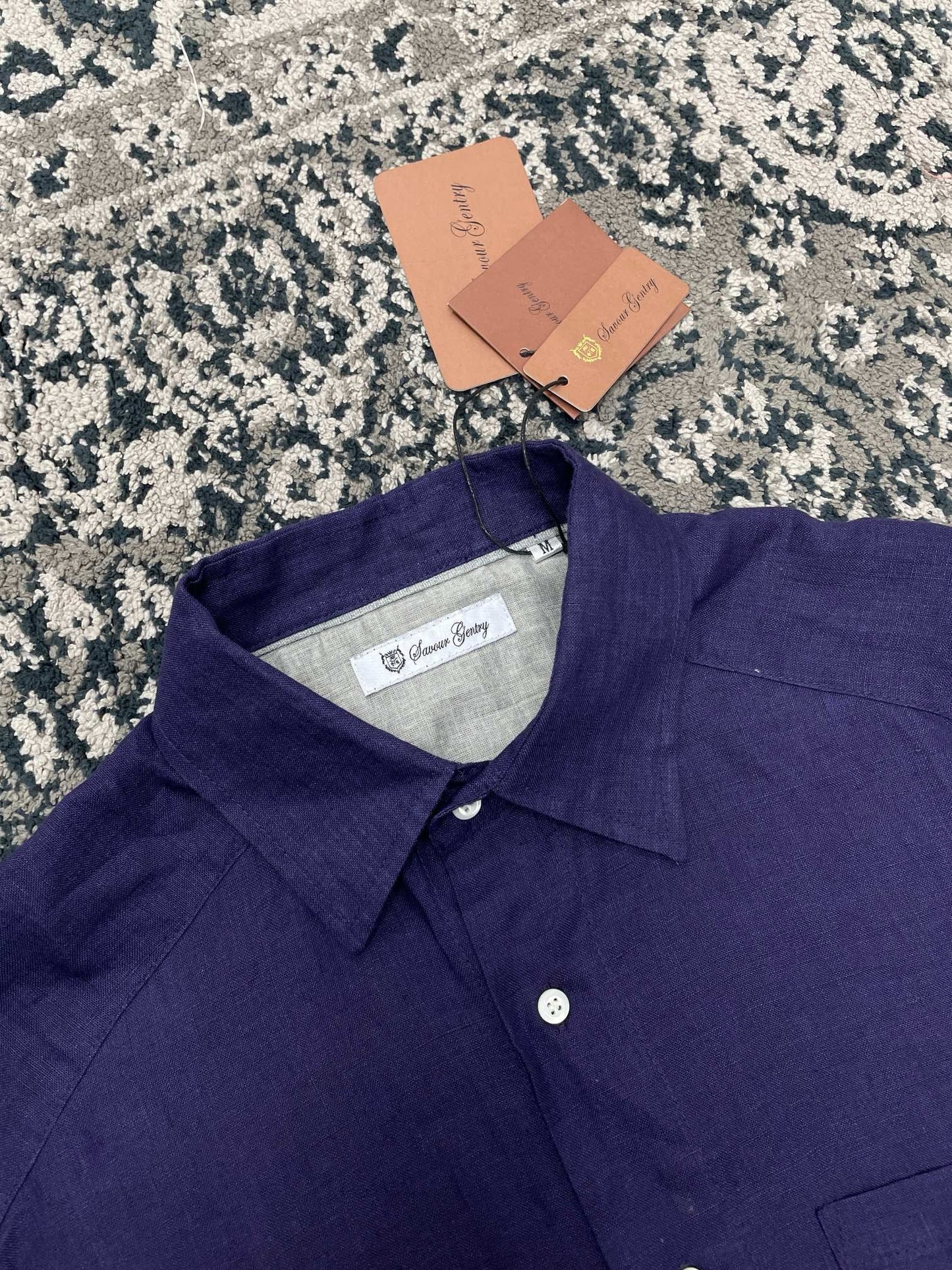 قميص أزرق وأبيض