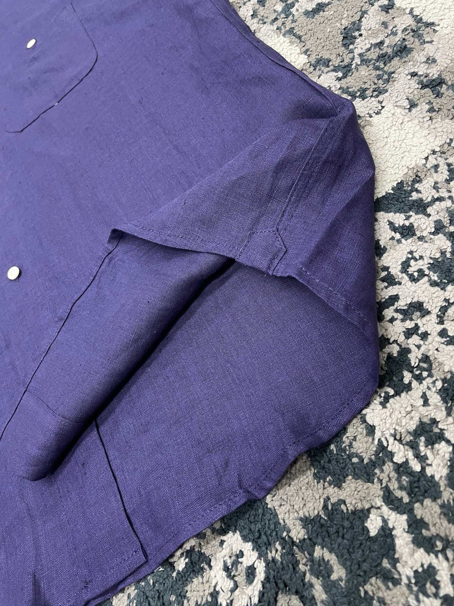 قميص أزرق وأبيض