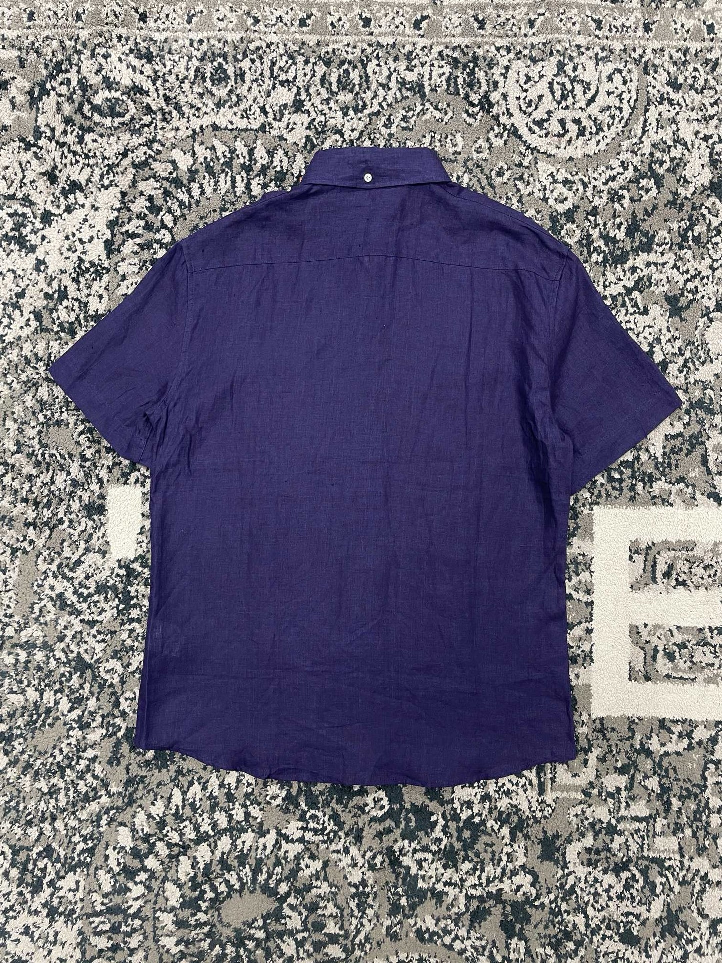 قميص أزرق وأبيض