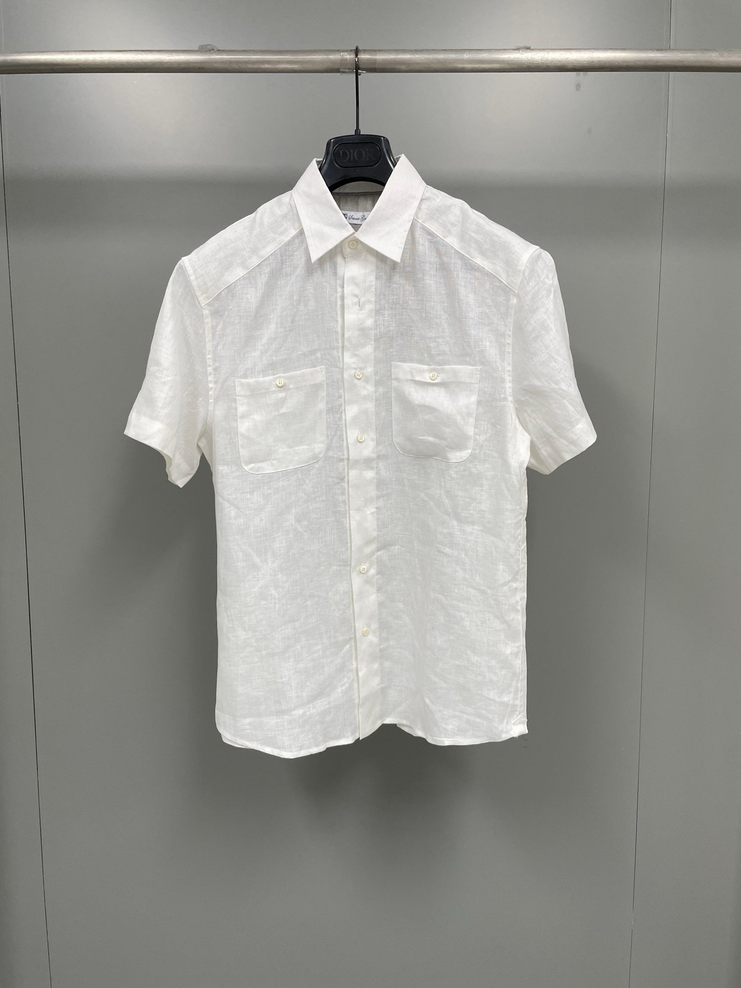 قميص أزرق وأبيض