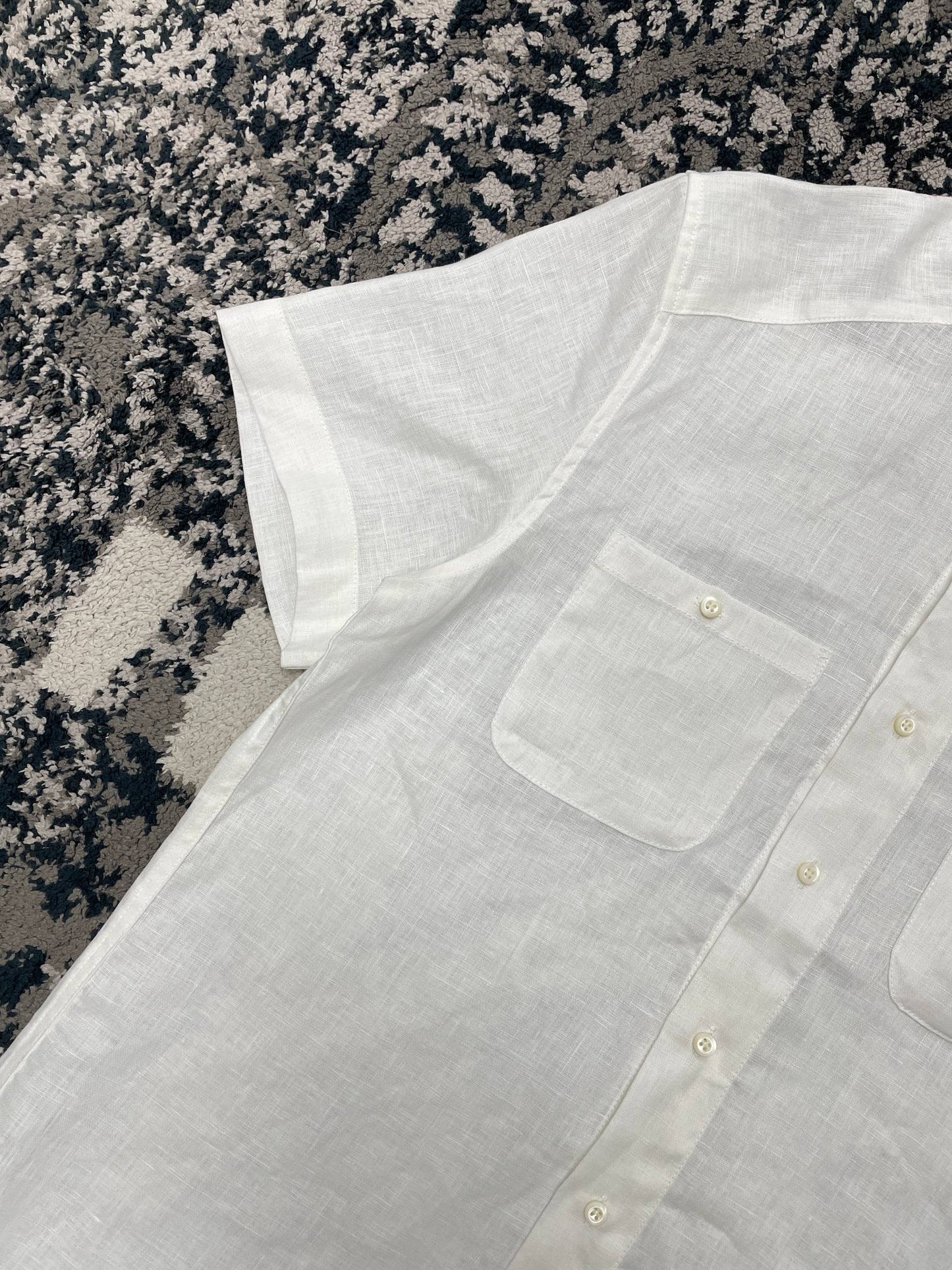 قميص أزرق وأبيض